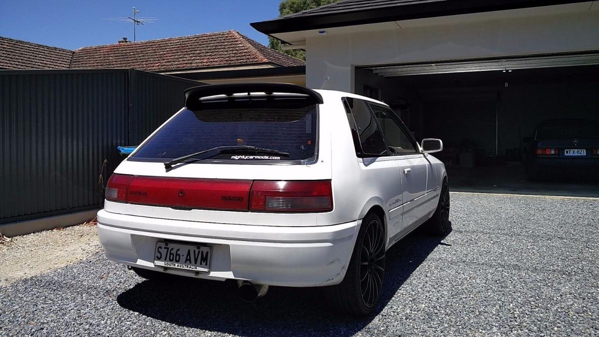 Mazda familia 1990